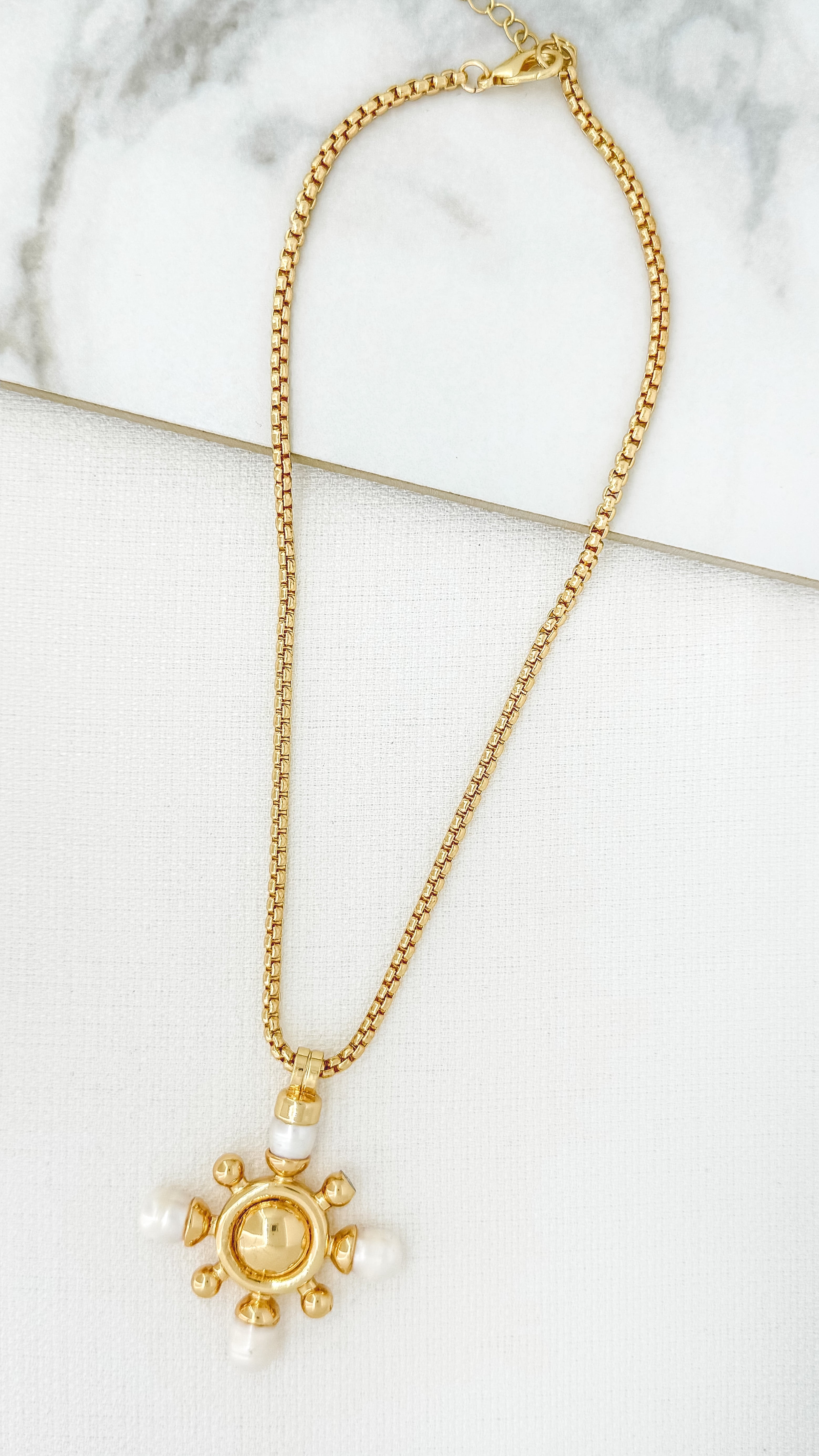 Short Wheel Necklace - Gold/Pearl