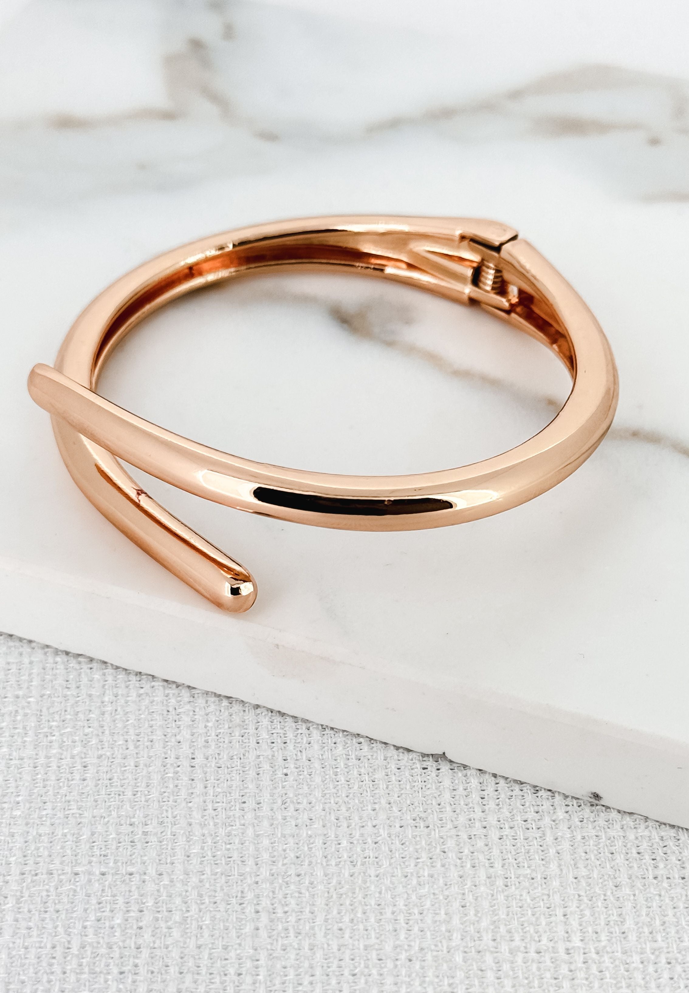 Crossover Bangle in Gold
